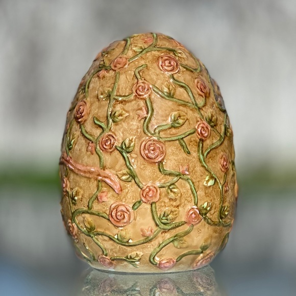Baum Bros. Style-Eyes Rose Vine Easter Egg - Picture 2 of 6